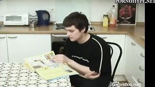 Мать заставила молодого сына трахать её на кухне