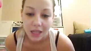 Девушка с большой задницей какает прямо в трусики перед вебкой